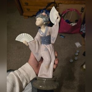 Lladro “Little Geisha with Fans” #4998 Porcelain Figurine – 11.5” , 1978, Spain